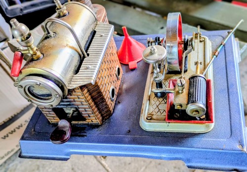 Alte dampfmaschine auf einer - alte,